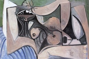 Femme nue accroupie sur fond vert