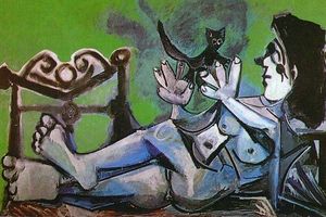 Femme nue couch jouant avec un chat 1