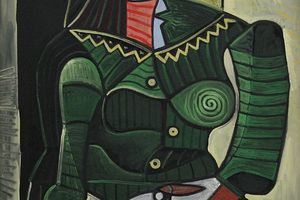 Femme assise dans un fauteuil