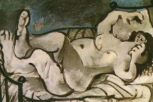 Femme nue couch jouant avec un chat 4