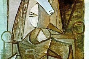 Femme  chapeau assise dans un fauteuil