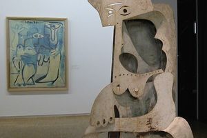 Femme assise au chapeau