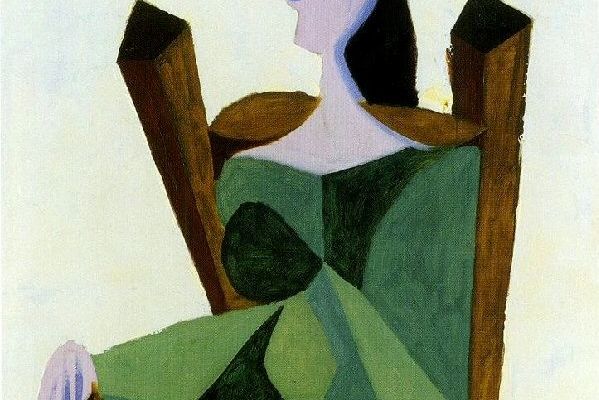 Femme assise dans un fauteuil gris
