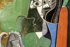 Femme dans un fauteuil