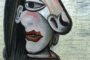 Femme assise dans un fauteuil