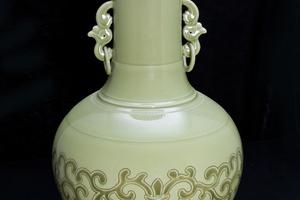 缠枝玲珑双耳瓶