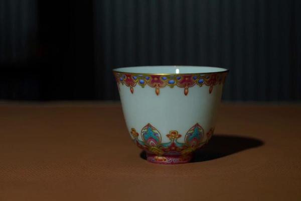 赏瓷观窑粉彩花神杯