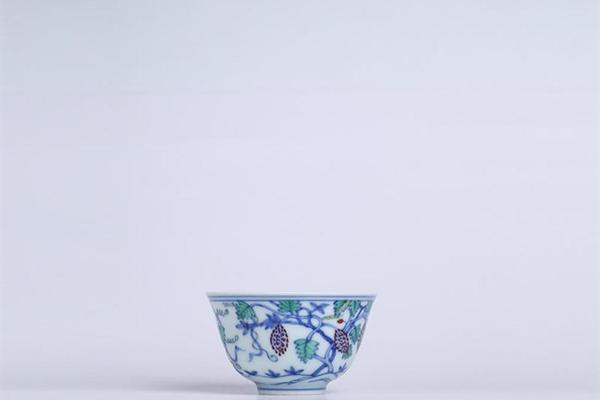 罗国新造 斗彩葡萄桑湛杯