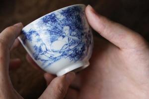 六逸堂青花闲居隆中图纹杯