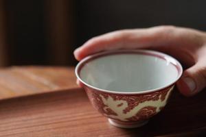 赏瓷观窑釉里红雕刻龙杯