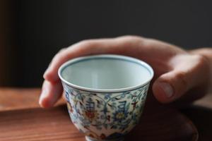 赏瓷观窑青花斗彩描金花卉杯