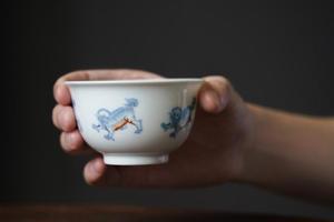 六逸堂青花斗彩瑞狮纹杯