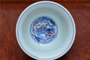 和然窑青花釉里红鱼藻纹压手杯
