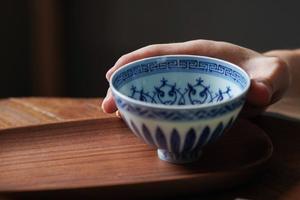 赏瓷观窑如意纹缠枝大鸡心杯