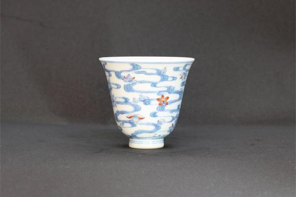 六逸堂青花斗彩落花流水图纹杯