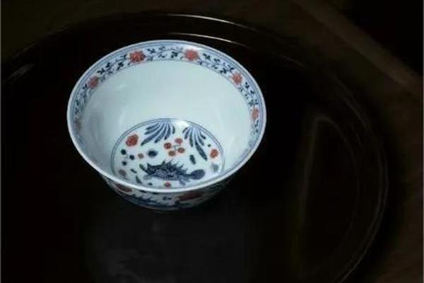 春风祥玉青花釉里红鱼藻纹品杯