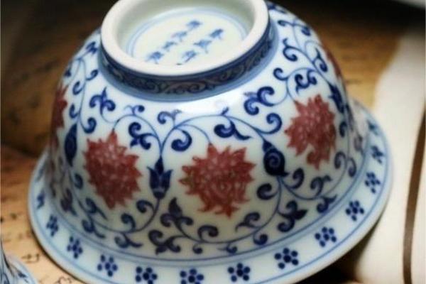 老春风祥玉青花釉里红缠枝莲对杯
