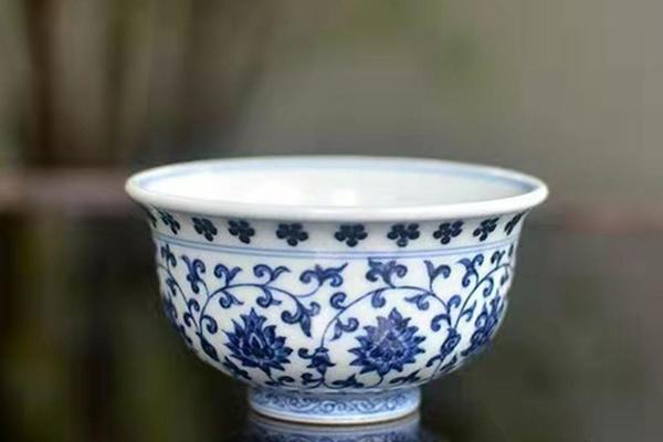 缠枝莲压手杯