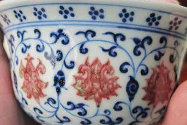 青花釉里红压手杯