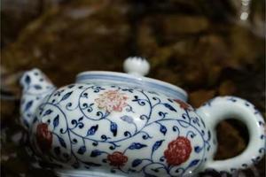 青花釉里红缠枝花卉茶壶