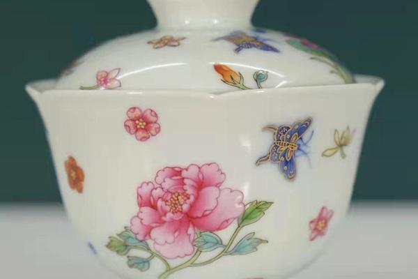 青花加彩描金蝶恋花花口二才盖碗