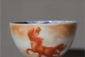 青花矾红龙马纹鸡心杯