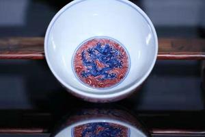 青花釉里红海水龙纹压手杯