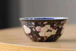 黑地粉彩梅花冰梅纹撇口卧足品茶杯