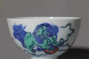 青花绿彩狮球纹高足杯