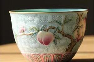 松石绿地雕刻粉彩桃子卧足缸杯