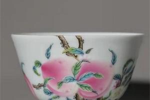 粉彩桃子过墙品茶杯