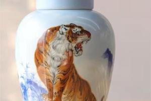 青花加彩虎啸山河双盖茶叶罐