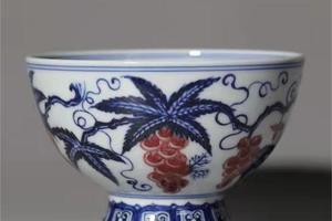 仿明青花釉里红葡萄纹高足杯