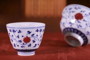 青花釉里红缠枝莲纹铃铛杯