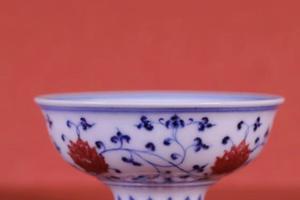 青花釉里红缠枝莲高足杯