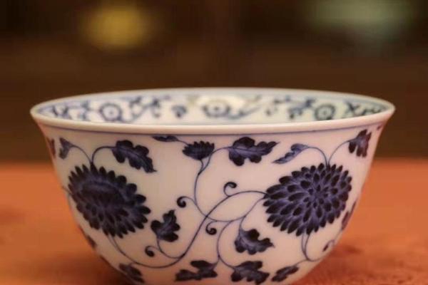 缠枝菊花撇口卧足品茶杯