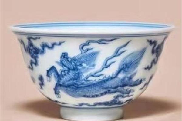 弄月斋青花麒麟压手杯