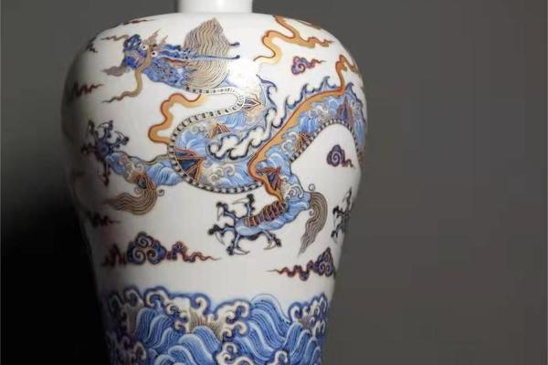 弄月斋青花描金山河盛世龙纹梅瓶