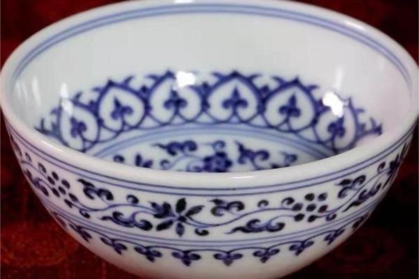 青花宝相花卧足品茶杯普洱杯