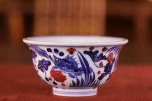 青花釉里红仿元鱼藻纹压手杯