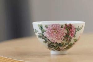 艺林堂粉彩春色满园过墙大鸡心杯