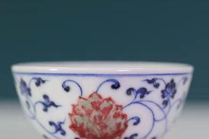 青花釉里红缠枝莲纹小品茶杯