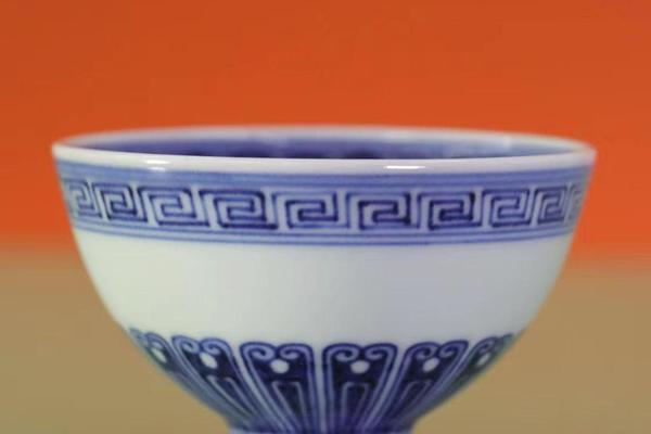 仿明青花宝相花鸡心杯