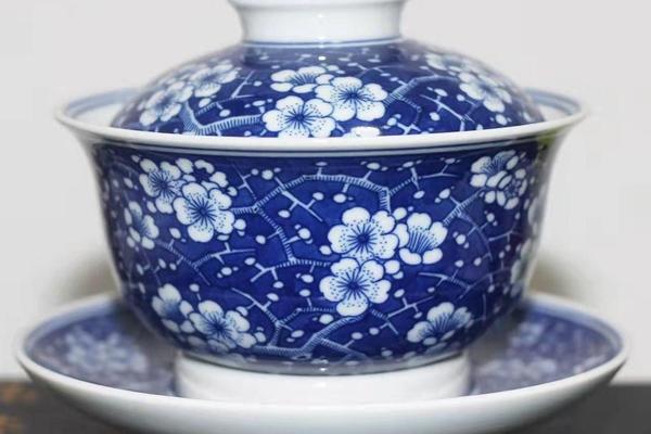 品若堂曹诚制冰梅元宝盖碗