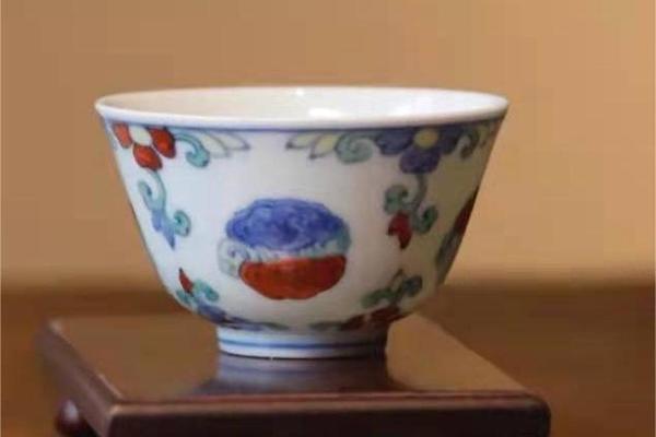宛玉無名仿成化斗彩灵芝杯