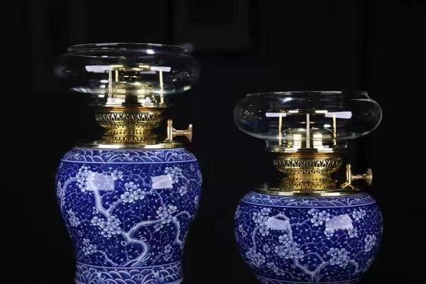 品若堂曹诚制青花冰梅油灯