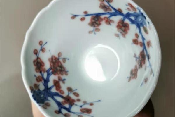 青花釉里红梅竹先春折腰杯