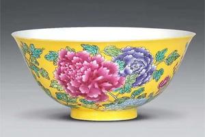 皇窑仿清康熙粉彩黄地牡丹花纹碗