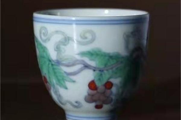 宛玉無名仿成化斗彩葡萄纹杯
