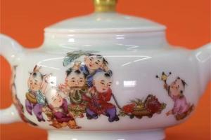 珐琅彩婴戏图招财进宝小茶壶
